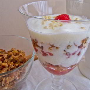 Рецепт Банановой гранолы с йогуртом и клубникой