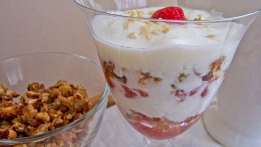 Рецепт банановой гранолы с йогуртом и клубникой