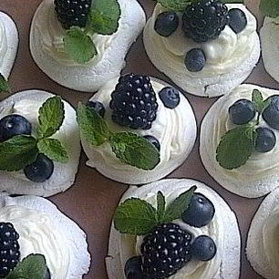 Рецепт Безе с сырным кремом и ягодами