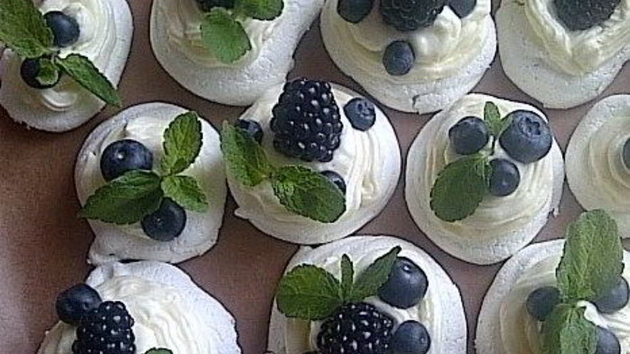 Рецепт безе с сырным кремом и ягодами