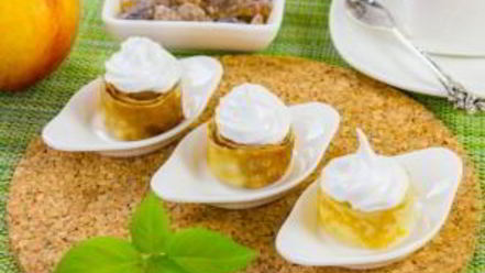 Рецепт блинчиков с яблоками под безе