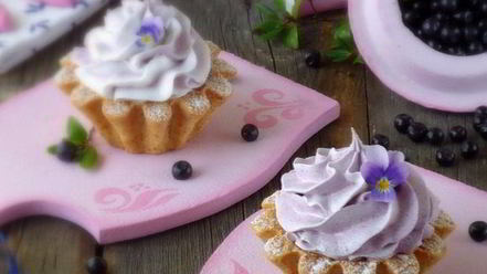 Рецепт корзиночек с черничным кердом и безе