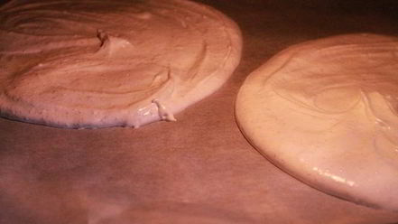 Рецепт орехового торта-безе с малиновым кремом