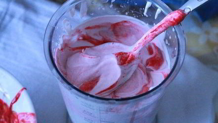 Рецепт орехового торта-безе с малиновым кремом