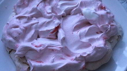 Рецепт орехового торта-безе с малиновым кремом