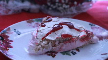 Рецепт орехового торта-безе с малиновым кремом