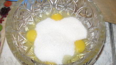 Рецепт шоколадного бисквита с безе, крем с ноткой мокко