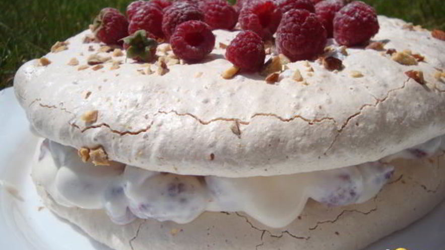 Рецепт торта-безе с творожно-малиновой начинкой