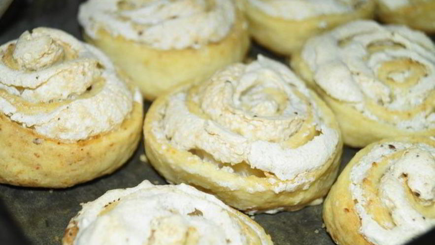 Рецепт творожных булочек с начинкой безе