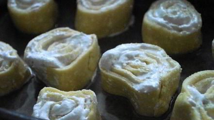 Рецепт творожных булочек с начинкой безе