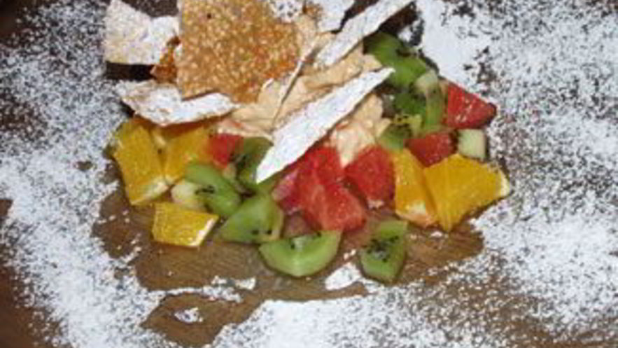 Рецепт фруктово-творожного десерт с кунжутным крокантом и ароматом амаретто