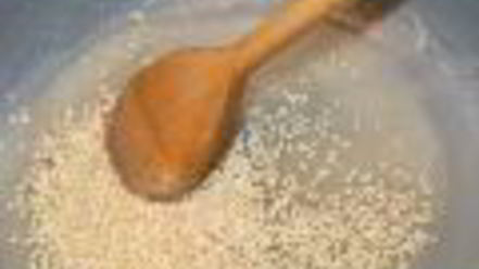 Рецепт фруктово-творожного десерт с кунжутным крокантом и ароматом амаретто