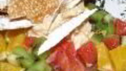 Рецепт фруктово-творожного десерт с кунжутным крокантом и ароматом амаретто