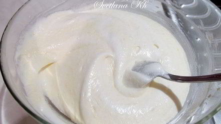 Рецепт десерта с халвой, клюквой и сливками