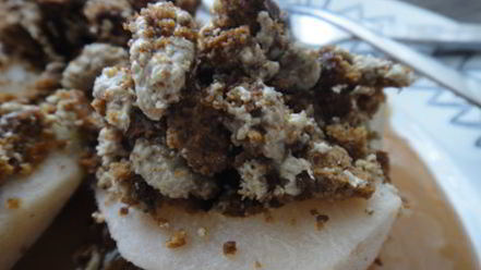 Рецепт грушевых лодочек с пряником и халвой