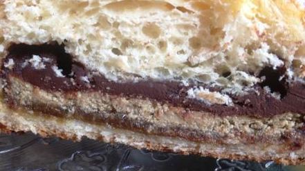 Рецепт косы с целой плиткой шоколада, халвой и бананом