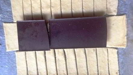 Рецепт косы с целой плиткой шоколада, халвой и бананом