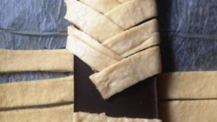 Рецепт косы с целой плиткой шоколада, халвой и бананом