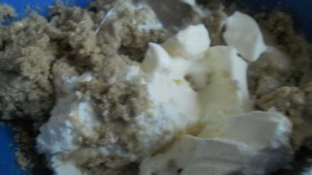 Рецепт творожного рулета с халвой