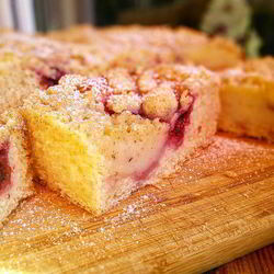 Рецепт Клубничных бухтельн с ванильным пудингом и штрейзелем