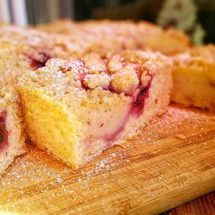 Рецепт Клубничных бухтельн с ванильным пудингом и штрейзелем