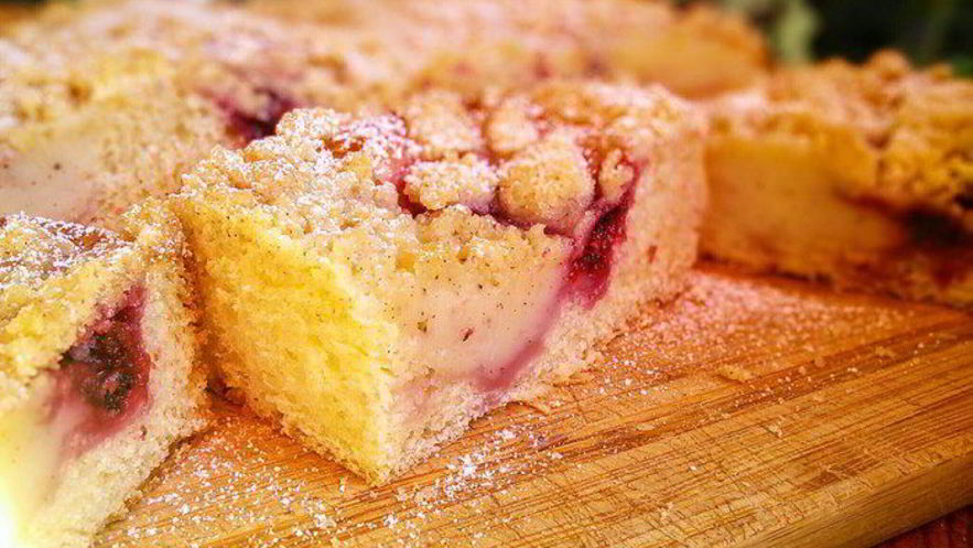 Рецепт клубничных бухтельн с ванильным пудингом и штрейзелем