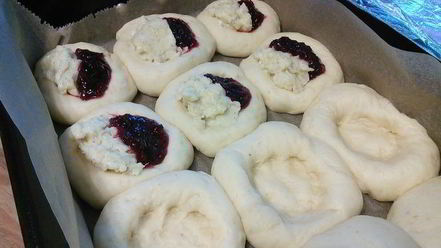 Рецепт клубничных бухтельн с ванильным пудингом и штрейзелем