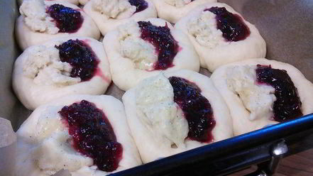 Рецепт клубничных бухтельн с ванильным пудингом и штрейзелем