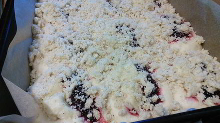 Рецепт клубничных бухтельн с ванильным пудингом и штрейзелем