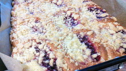 Рецепт клубничных бухтельн с ванильным пудингом и штрейзелем