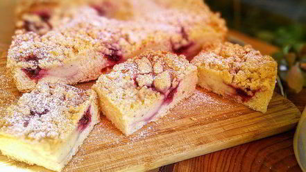 Рецепт клубничных бухтельн с ванильным пудингом и штрейзелем