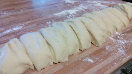 Рецепт клубничных бухтельн с ванильным пудингом и штрейзелем