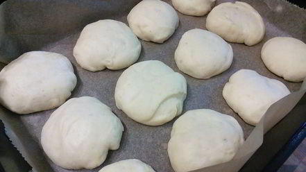 Рецепт клубничных бухтельн с ванильным пудингом и штрейзелем