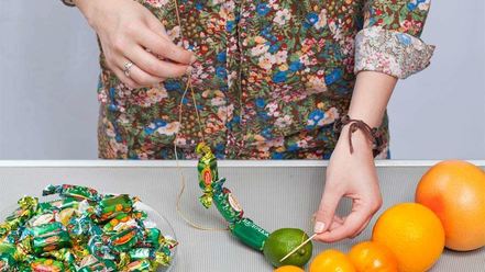 Рецепт елки из фруктов и конфет