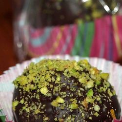 Рецепт Конфет из миндальной муки с фисташками и клюквой