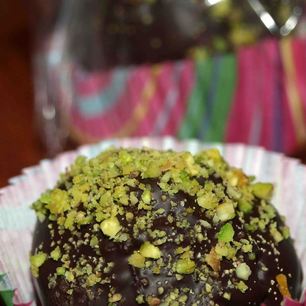 Рецепт Конфет из миндальной муки с фисташками и клюквой