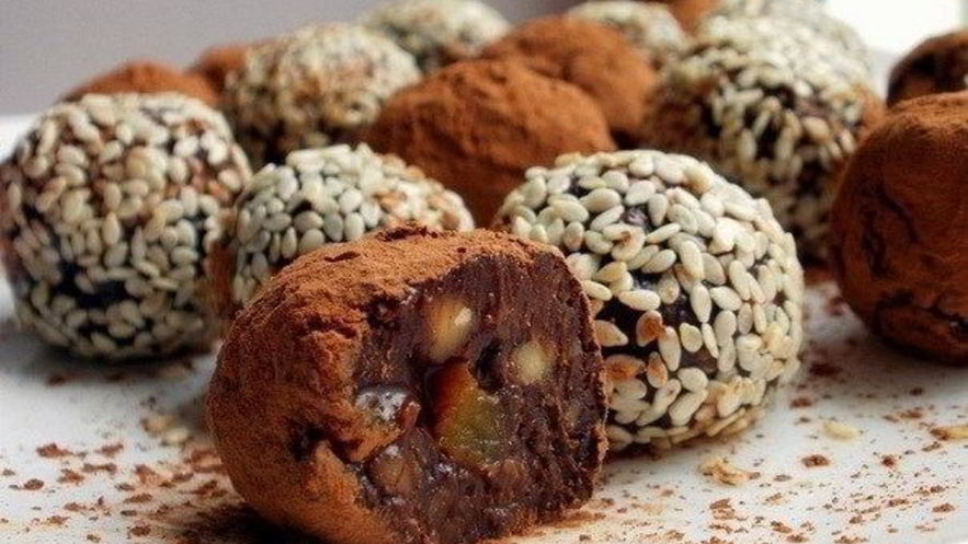 Рецепт шоколадных конфет с курагой и орехами