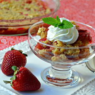 Рецепт Крамбла с ревенем и клубникой