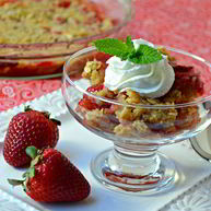 Рецепт Крамбла с ревенем и клубникой