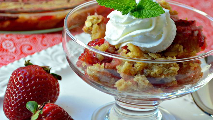 Рецепт крамбла с ревенем и клубникой