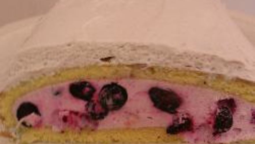 Рецепт бисквитного рулета с йогуртовым кремом и ягодами