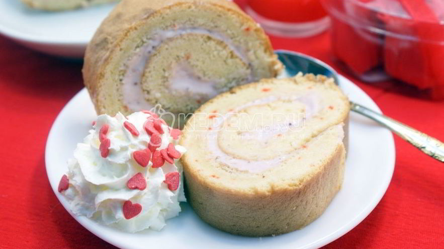 Рецепт бисквитного рулета с клубничным кремом