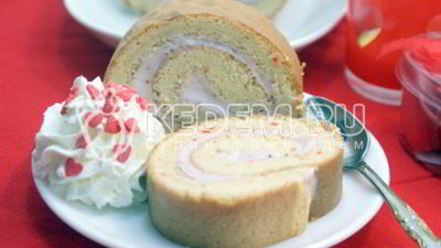 Рецепт бисквитного рулета с клубничным кремом
