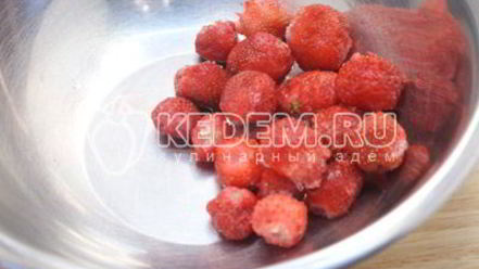 Рецепт бисквитного рулета с клубничным кремом