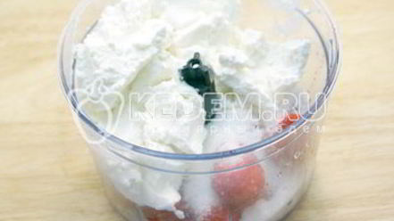 Рецепт бисквитного рулета с клубничным кремом