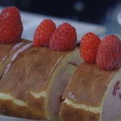 Рецепт Бисквитного рулета с вишневым кремом и малиной