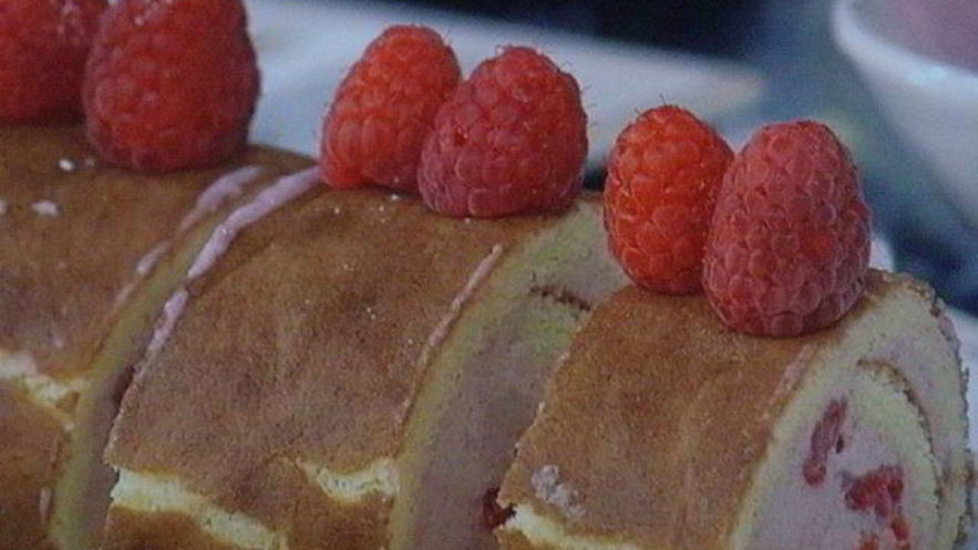 Рецепт бисквитного рулета с вишневым кремом и малиной