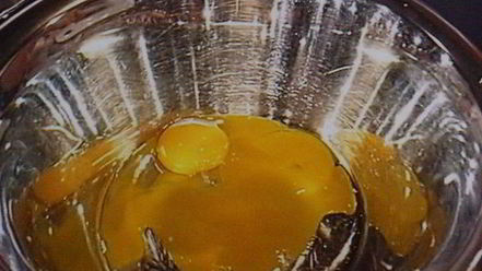 Рецепт бисквитного рулета с вишневым кремом и малиной