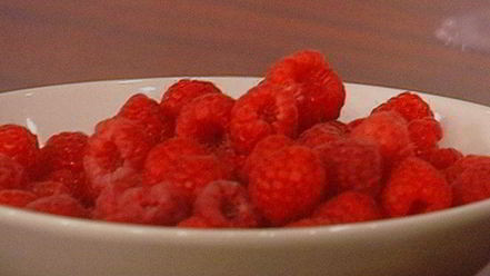 Рецепт бисквитного рулета с вишневым кремом и малиной