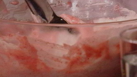 Рецепт бисквитного рулета с вишневым кремом и малиной